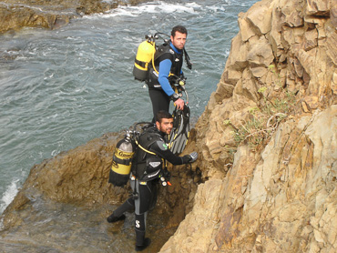 divers in a rock ready to dive
